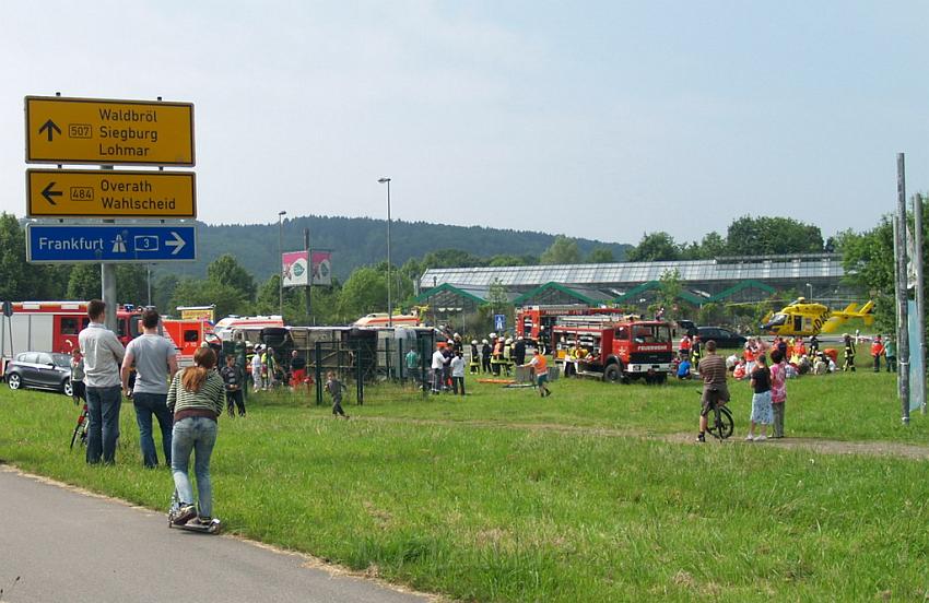 Schwerer Unfall mit Reisebus Lohmar Donrather Dreieck P004.JPG